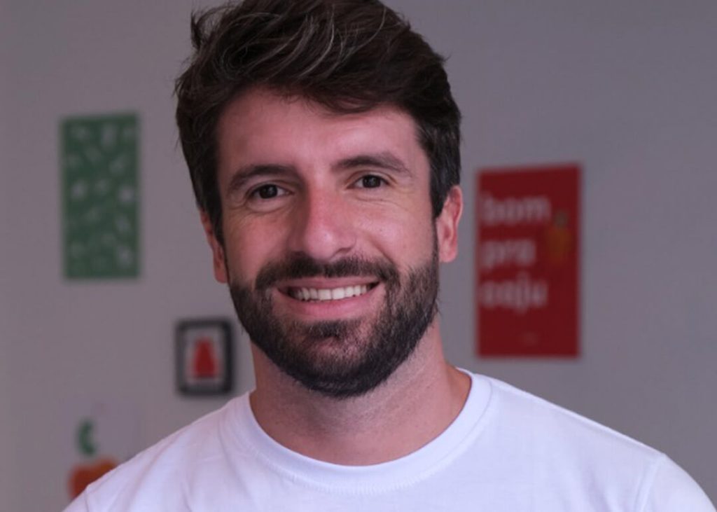 Lucas Fernandes, gestor da Caju, sorri para foto